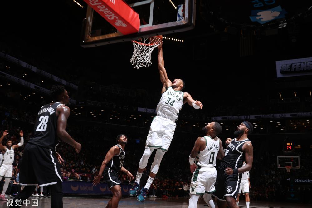 在球场上创 在球场上创